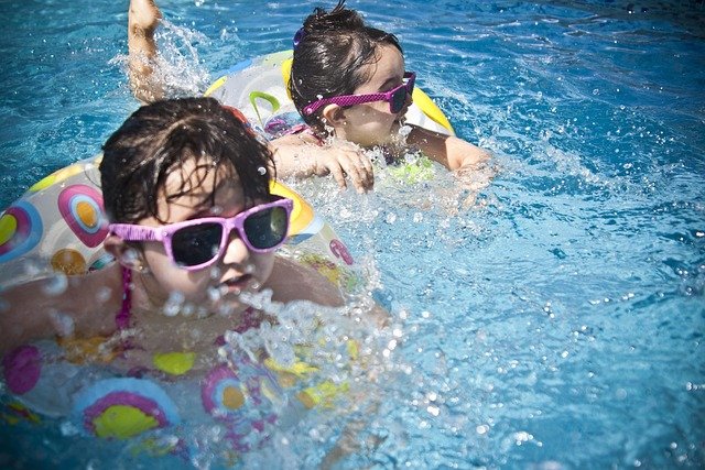 From Fear to Confidence: How Swimming Lessons Build Water Skills
